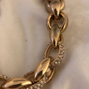 Halsband  - Ett fint grovt halsband från H&M. Super fin och lätt att matcha till. 💛