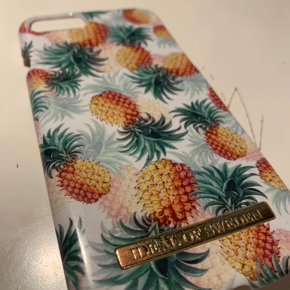 Ett jättefint ananas skal från ideal of Sweden. Säljer för att jag har skaffat ny mobil. Köparen står för frakt. Accessoarer.