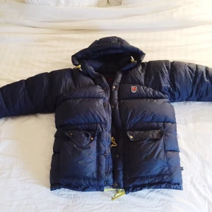  - Äkta fjällräven dunjacka! 
Storlek M. 
I fantastiskt skick, inga repor eller revor.  Använd vid fåtal tillfällen, har för det mesta endast hängt i garderob. 
Nypris för jackan var 5500kr. 