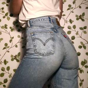 Jättefina jeans från Levi’s i modellen Ribcage wide/flare. De har en ljusblå, vintage färg och sitter skitsnyggt! Nypris ligger på runt 1200, och de är i super skick!