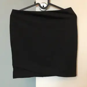Svart och Kort kjol från H&M jättebra skick 