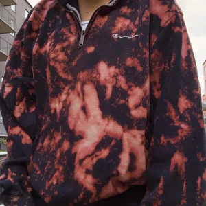 Vintage Champion Sweatshirt - Funderar på att sälja min riktigt unika vintage champion half zip up! Passar både S och M då den är oversized. Den var originellt mörkblå men jag gjorde tie dye på den vilket resulterade i detta mönstret!💓 Släpper den vid bra bud. Buda eller köp direkt för 500!