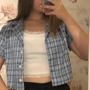 Rutig ”kofta” - Använd ett fåtal gånger men är fortfarande som ny. strl S men funkar även som XS beroende på hur man vill att den sitter. 