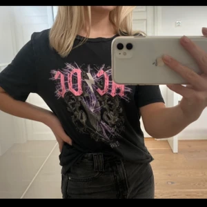 ACDC t-shirt - Skitsnygg acdc t-shirt från H&M, storlek xs🖤 bra skick! 100kr + frakt