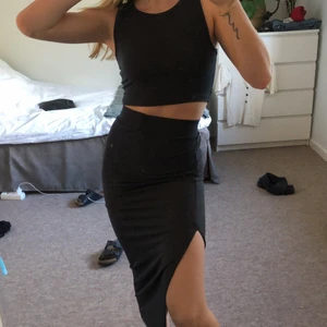 Set från Nelly  - Grått ”ribbat” det från Nelly med slitad kjol och en top. Använt 1 gång:) 