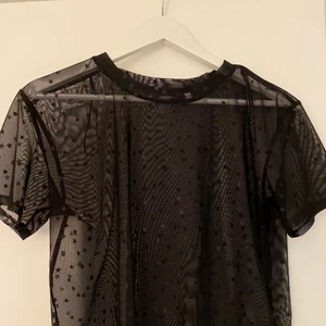 T-shirt - Så sjukt cool meshtröja med små stjärnor på. Knappt änvänd och är som ny! Köpare står för frakten💖