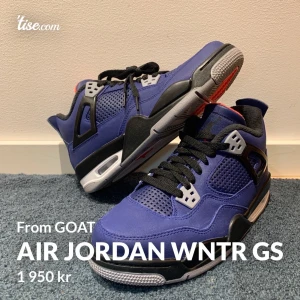 Air Jordan 4 RETRO GS WNTR Loyalblue - Köpte dom här skorna från goat en hemsida som bara säljer 100% autentiska skor. När jag fick skorna var dom tyvärr för små.  Ring mig gärna om någon vill ha skorna 0737297829. Skorna är helt oanvända!!