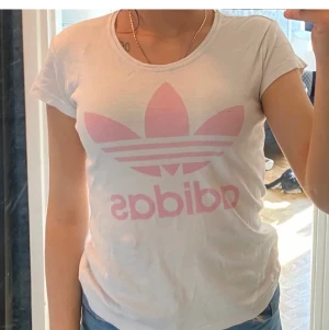  adidas tröja - Adidas tröja med rosa tryck. 