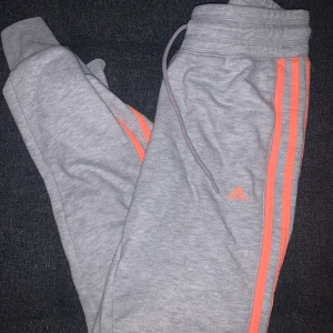 ADIDAS BYXOR - GRå adidas byxor