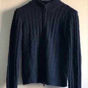 Marinblå stickad tröja med dragkedja  - Supe fin tröja som går att knäppa upp både uppe och nere