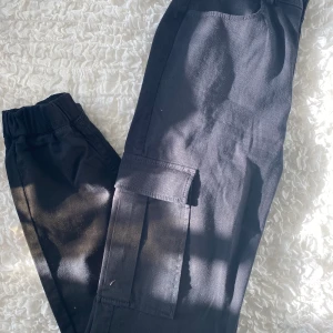 Byxa stl 38 - Använda 1 gång bara. Dom är högmidjade. Har mudd nere vid vaden. Fickor på sidorna. Är i nytt skick. Köparen står för fraktkostnaden!!💗💗🌸