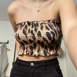 Bandeau topp leopard - Leopardmönstrad bandeautopp. Sparsamt använd, bra skick. Lätt och skönt material. Skriv privat om du ör intresserad 💞