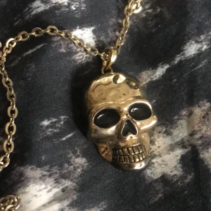 Dödskalle halsband - Halsband i fint skick. Kedjan är 80 cm lång. Frakt är 11 kr ☺️