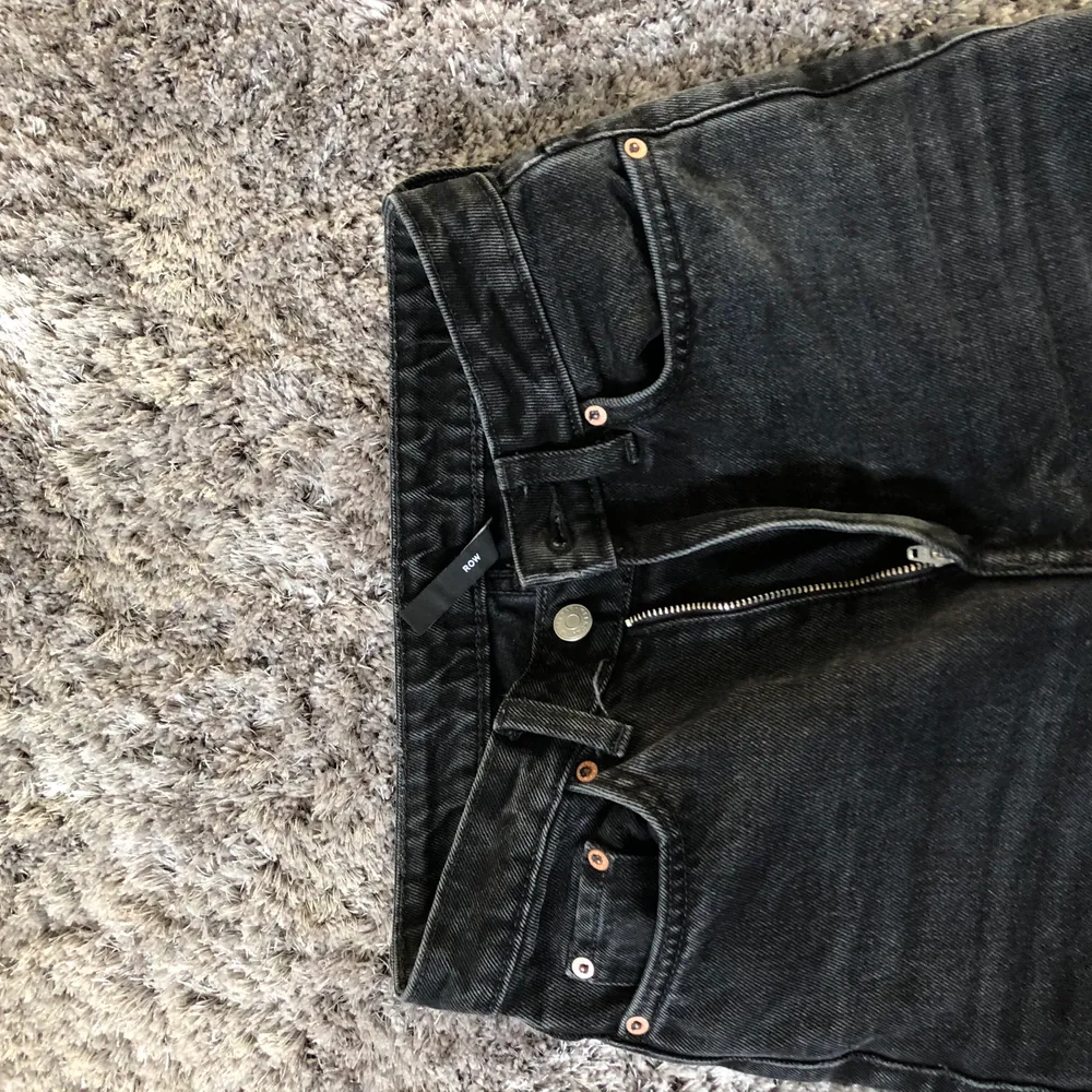 Ett par snygga långa raka jeans från weekday i modellen row. Köptes för ca ett år sen för 500kr men har ej används på ca 5 månader pga storlek. Det är i en  urtvättad svart färg och perfekt passform med hög midja och långa i bena - är 170. 300 ink. frakt. Jeans & Byxor.