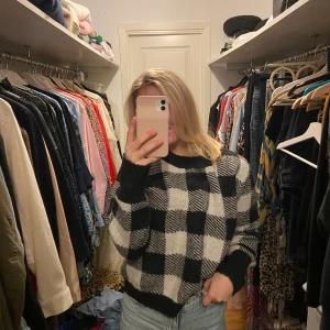 Stickad tröja - Jättesnygg lite grövre stickad tröja från H&m i strl M. Den är sjukt mysig & endast använd några gånger. Säljer för 100kr, köparen står för frakt, möts annars upp i Sthlm 💋