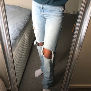 Zara jeans - Säljer dessa superpopulära zara jeansen i storlek 34. Superköna och passar verkligen till allt. Buda från 250kr. Högsta bud just nu: 330kr