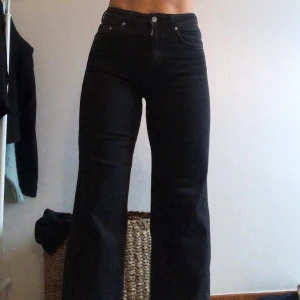 Straight jeans - Straight jeans från Hm som är riktigt sköna och slutar precis efter ankeln på mig som är ca 163 cm lång. Storlek 27 men passar mig som vanligtsvis brukar ha 36 eller S på jeans. Sitter som är smäck och väldigt bekväma!💜