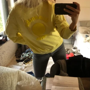 Gul collegetröja  - Ljusgul tjocktröja med broderad text i frottématerial💛