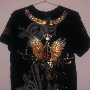 ed hardy t shirt - ed hardy tshirt köpt second hand i storlek s!! passar xs-m beroende på önskad passform + ev. frakt tillkommer