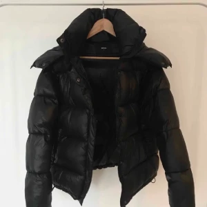 Bikbok vinterjacka - Intressekoll på denna populära vinterjackan från bikbok🌸 storlek xs men passar större!!💕 lånad bild men kan skicka egna om så önskas, bud från 250 i kommentarerna🥰