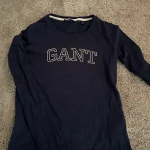 Marinblå långärmad T-shirt som är ifrån Gant. Aldrig använd och är storlek xs. 