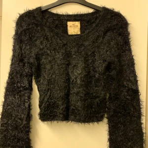 Supermysig tröja - Långärmad croppad tröja i ett jättegosigt material. Från Hollister i strl. XS🖤