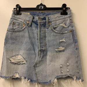 Jeanskjol från Levi’s - Jättesnygg ljusblå jeanskjol med slitningar från Levi’s. Storlek 24 i midjan🦋 Frakt tillkommer!