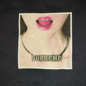 Supreme "necklace" t-shirt - T-shirt, Supreme, Marinblå, Storlek M, Bra skick. Frakt ingår inte, men kan lämna den i Göteborg.