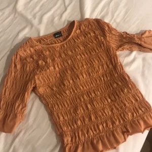 Ginatricot tröja - En fin tröja med en orange färg. Det är ett bra skick på tröjan knappt använd.