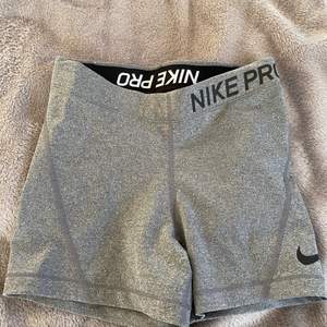 Grå Nike PRO shorts som är använda ca 3ggr! 