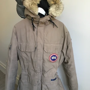 Canada Goose Expedition Parka - Väl använd, den har några år på nacken och behöver en kemtvätt. Men det är en helt sjukt bra jacka och grym kvalitet som håller år efter år. Vattentät, designad för att torka under extrema omständigheter och kallt klimat. Äkta päls på huvan. 