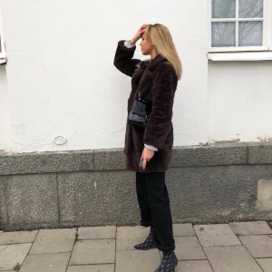 Pälsjacka - Supersnygg brun fuskpäls-jacka från Carin Wester, har använts flitigt och går att matcha ihop med många snygga outfits!