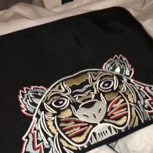 KENZO DATORFODRAL - Kenzo datorfodral, inköpt på NK i Stockholm sommaren 2018, sparsamt använd! 💻 kvitto finns!