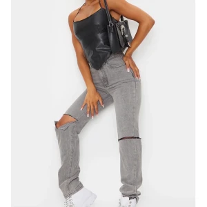 Jeans Grå Straight Leg Raka  - Ett par gråa jeans från PrettyLittleThing i strl 36. De är hur fina som helst men jag råkade köpa en för liten storlek så de passar tyvärr ej mig! Vill gärna ha de sålda så buda på, frakt ingår ej i priset💕
