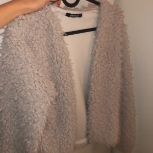 Lurvig jacka/kofta från Gina - Grå lurvig jacka / kofta från Gina i storlek S, knappt använd. 