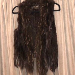 Pälsväst  - Storlek XS/S , frakten bjuder jag på 😅