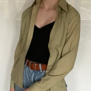 Skjorta - Fin skjorta som passar jättebra att ha över en annan tröja eller bara som den är. Har en liten fläck på ena armen som kanske går att tvätta bort. Köpt på myrornas men aldrig använd av mig. Storlek 36. Pris 70kr + frakt🌶