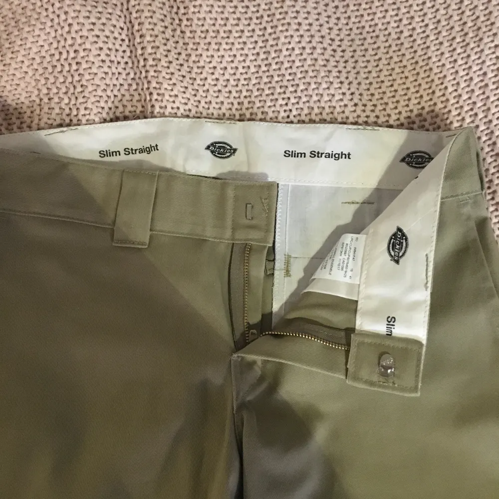 Helt oanvända Dickies ’slim straight’ i beige, storlek 30x30. Låg midja, nyskick. För att vara 30x30 tycker jag dom är små. Både i midjan och längd. . Jeans & Byxor.