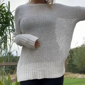 Stickad tröja bomull - Vit stickad tröja i bomull, lite see through! S men passar även M