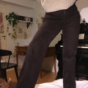 Marlboro Classics Jeans - Så coola Marlboro Classics manchester-jeans i brun färg! Mycket gott skick, pga att det är killjeans är modellen boyfriend. Insydda någon cm i midjan men det kan återställas! Jag är vanligtvis storlek 38 men passar andra beroende av önskad passform!