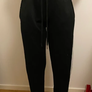 Rak byxa - Vit rand på sidan 