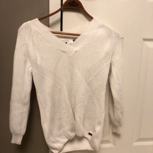 Vit stickad gant-tröja - Storlek xs men är ganska stor i storleken. Helt ny och väldigt bra skick. Säljer för att det inte kommer till användning. Köpt för 600