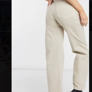 Beiga raka jeans - Har använt dom en gång, dom är helt raka och jävligt snygga! Är 165 cm ungefär och de är långa i benen på mig. Köparen står för frakt! 