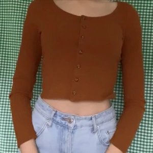 Monki topp - Långärmad topp från Monki. Andra bilden visar färgen tydligare. Storlek xs. OBS köparen står för frakten