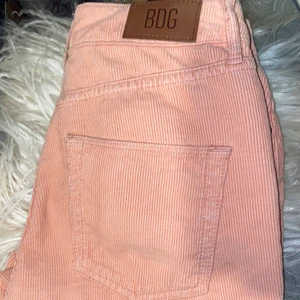 Rosa Manchester MOM jeans- Urban outfitters<3 - Ett par snygga Manchester MOM jeans från Urban Outfitters i storleken W26 L28, Väldigt små i storleken och passar mig som har storlek S/XS i vanliga fall. Aldrig använda utomhus då jag inte riktigt känt att dom passar min stil men tycker fortfarande att dom är skitsnygga;) Jag är 170-172 cm lång, sitter snyggt på både dom som är längre och kortare<3