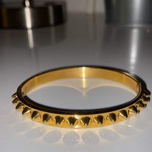 Säljer mitt nästan helt oanvända guldiga armband med nitar från Edblad🥰 (nypris 449kr)