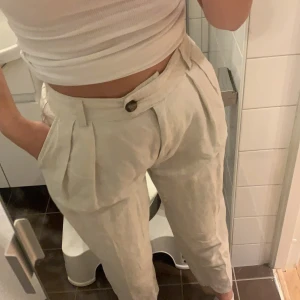 Linnebyxor - Säljer dessa trendiga linnebyxor då dom inte kommer till användning. Aldrig använda endast testade. Strl 38 men passar nog mindre storlekar då dessa är lite korta på mig. 😙       Säljer för 200:- plus frakt