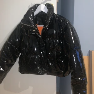 PuffJacka  - Jätte fin lackjacka, köptes förra året men är i jätte bra skick. 