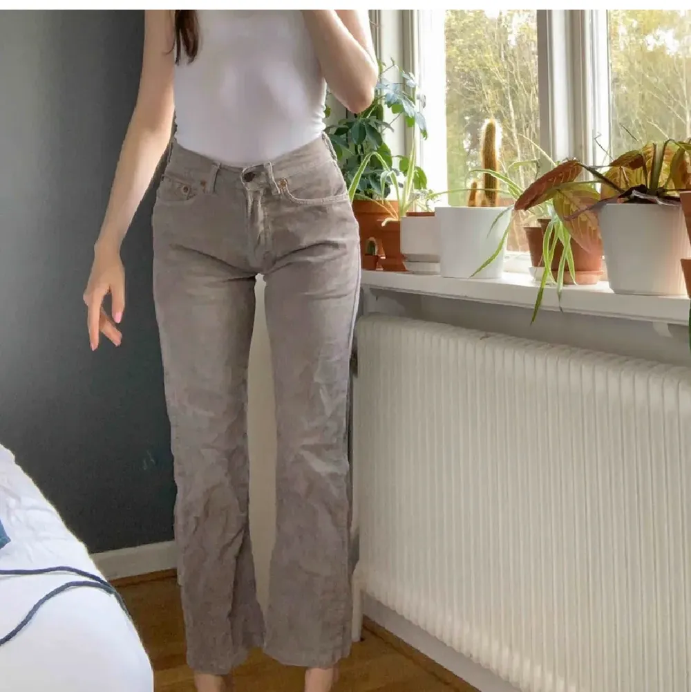 SUPERSNYGGA JEANS FRÅN LEVIS!! W27/L30. Midjemått ca 62 cm, innerbenslängd 68cm💓. FRAKTEN INKLUDERAD💖. Jeans & Byxor.