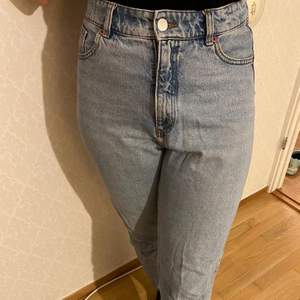 Supersköna jeans från Monki. Är i fint skick förutom att dom är lite skrynkliga :) 
